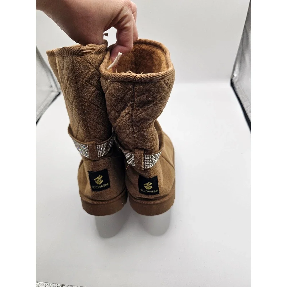 Rocawear Womens Chestnut Brown Faux Suede Rhinestone Quilted Winter Boots Size 8